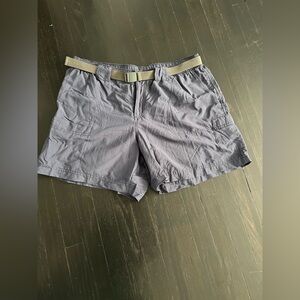 Columbia Women’s Gray Cargo Shorts size L